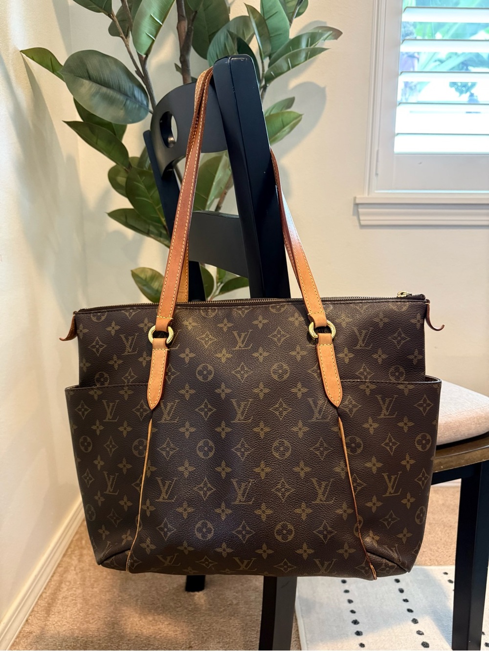 Louis Vuitton Monogram Totally MM Tote Authentic, Discontinued Style